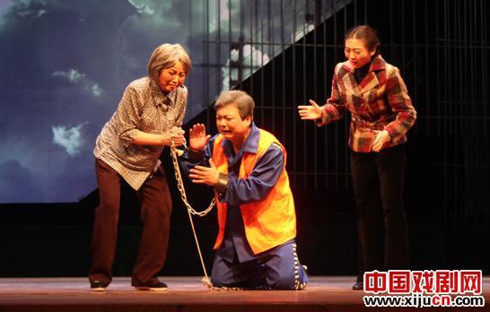 西安市豫剧团演出大型反腐题材现代豫剧《儿牵娘心》