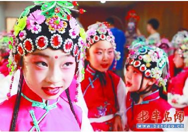 平安路第二小学表演京剧《卖水》、《报灯名》、《智斗》等经典京剧选段