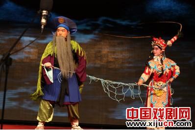 童话京剧《金鱼和渔夫》为农民工子女免费演出