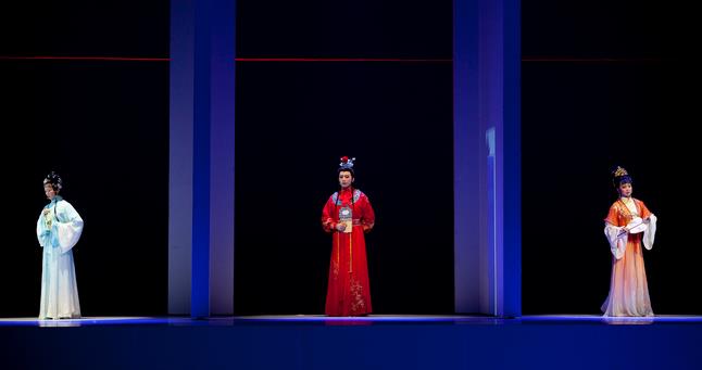 几回掩卷哭曹侯&mdash;&mdash;观曲剧《黄叶红楼》随感