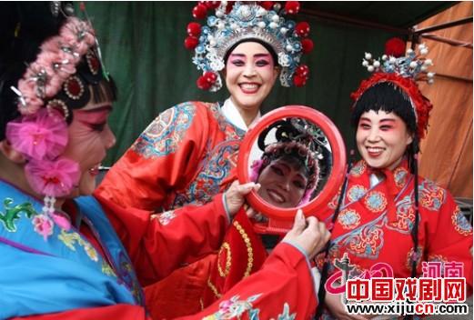 河南省济源市豫剧团连续四天十二场大戏让广大戏迷过足了戏瘾