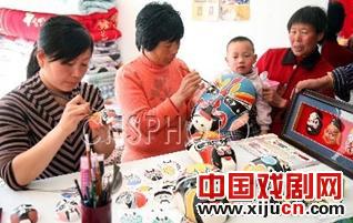 村民手工绘画&ldquo;京剧脸谱&rdquo;致富