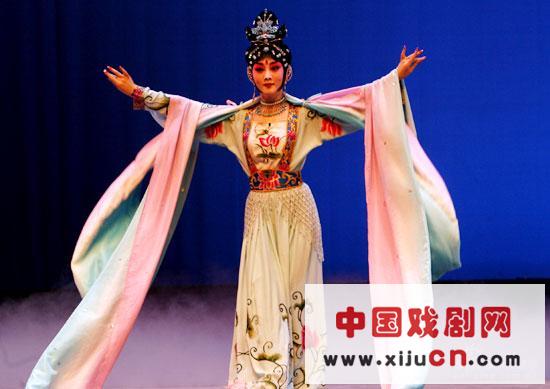 图文:丁晓君表演京剧选段《天女散花》