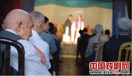 杨开从已把自己毕生的积蓄都搭进了印花庄川剧团