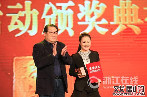 越剧&ldquo;男神&rdquo;张琳当选青春领袖 7岁小粉丝上台叫板