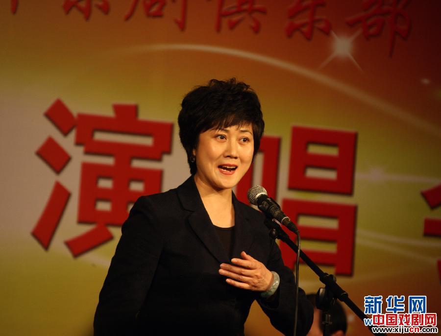 12月11日,外交部京剧协会、新闻界京剧俱乐部迎新年联谊演唱会在京举行。这是著名京胡演奏家李门(右)在联谊会上演奏京胡乐曲《喜盈门》。新华社记者李鹏摄