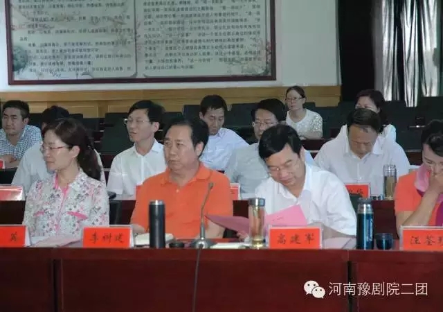 豫剧院院长李树建认真听取领导建议