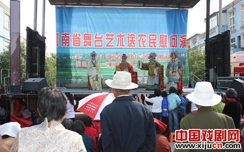 省豫剧一团团长王惠率众为农民演出《清风亭上》《泪洒相思地》《三哭殿》等经典剧目