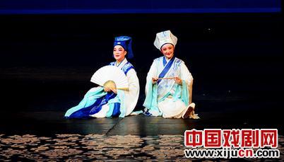 茅威涛的口径已从&ldquo;越剧要发展，就必须脱离老观众&rdquo;转变为了&ldquo;向越剧传统致敬&rdquo;