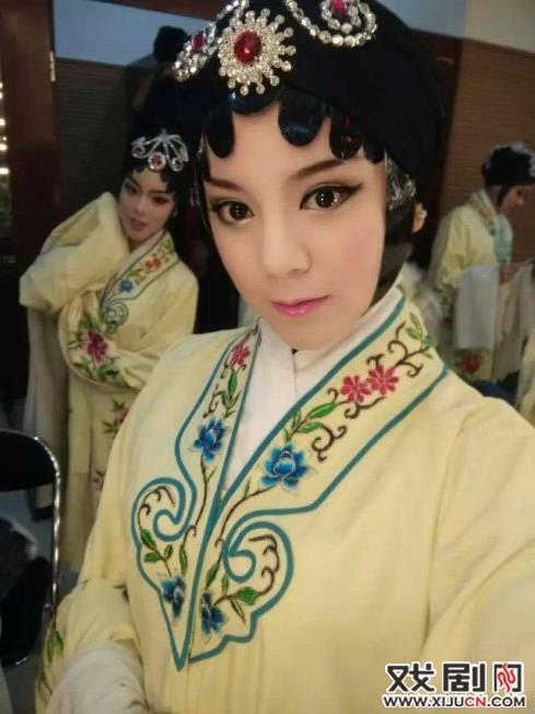 王素君先生在巩义市回郭镇探班素雅青年豫剧团