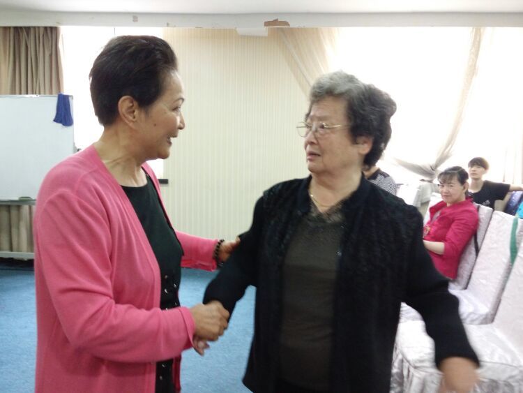 评剧表演艺术家吴博丽老师从天津赶赴石家庄看望张老师,并亲自听课感受西路评剧的魅力