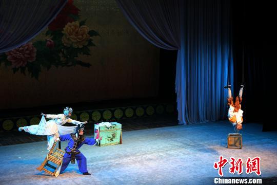 &ldquo;青春版&rdquo;《白蛇传》成都上演 川剧后继有人