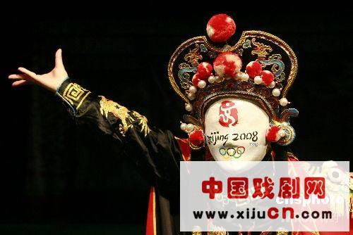 四川遂宁市川剧团变脸大师刘世虎在舞台上表演川剧绝活&mdash;&mdash;变脸