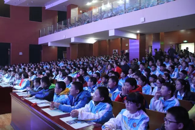 同学们认真观看《老鼠嫁女》