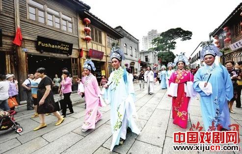 福州越剧之友联谊会的会员为越友版《梁山伯与祝英台》进行现场推介会