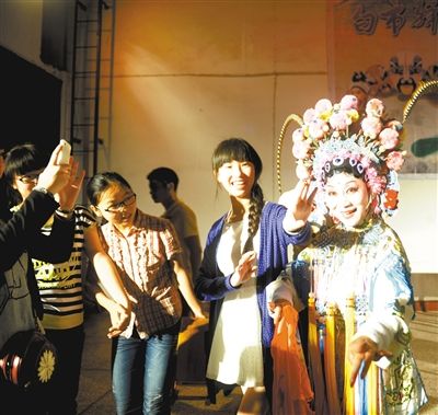 白市驿镇川剧联合会的演员们为渝西中学高三年级的学生教授最后一堂&ldquo;艺术课&rdquo;