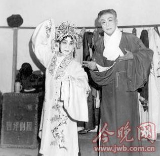 宝坻籍评剧名家李福田与六岁红演出前在后台对戏
