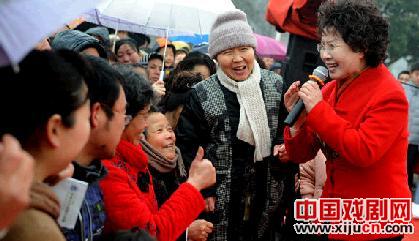 虎美玲提倡文化建设&ldquo;三贴近&rdquo;