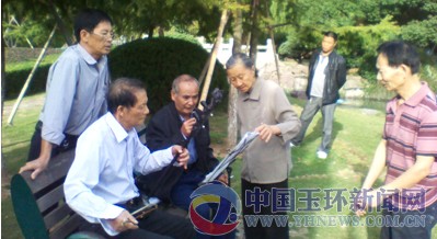 老人们在二胡的伴奏下陶醉地演唱越剧《红楼梦》、《五女拜寿》选段