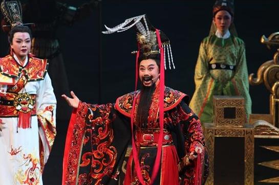 越剧《秦宫遗恨》在乐吸引新老戏迷