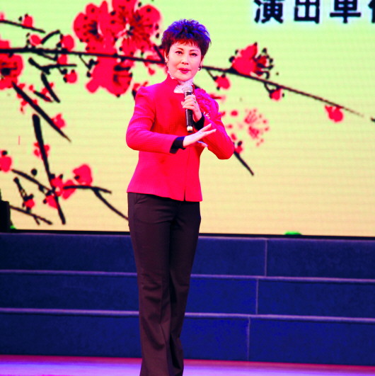 翟萍下乡演出为观众送上京剧选段