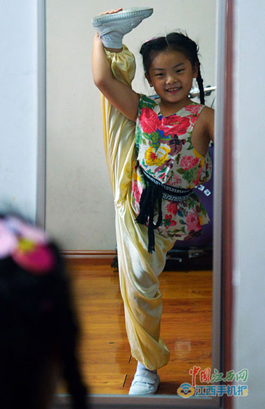 南昌两女孩获京剧全国大奖