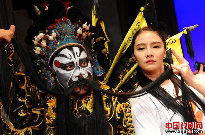 世界休闲小姐学川剧