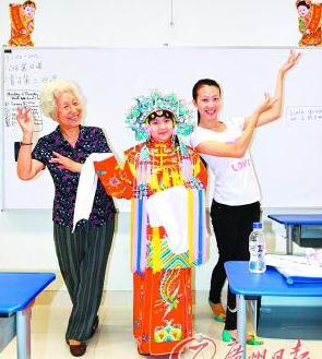 李奶奶教学生唱《贵妃醉酒》