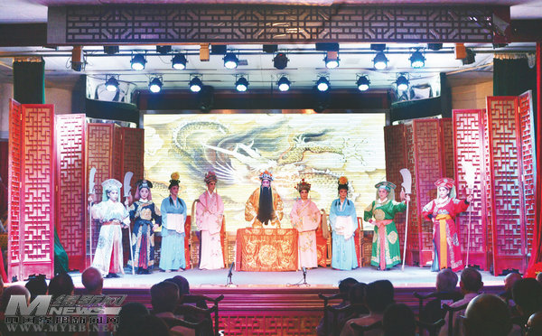 俩老外登台演川剧