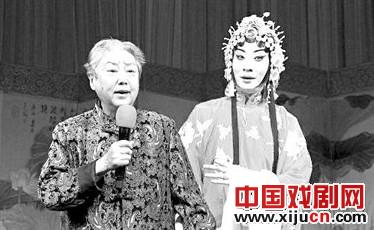 国家京剧院公益演出《锁麟囊》剧终时 李世济登台亮嗓