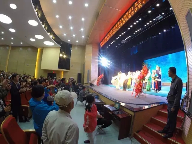 演员谢幕,台下观众没有离场,还在大声喊着:“再来一个”