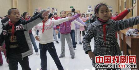 长寿桥小学推广&ldquo;京剧操&rdquo;