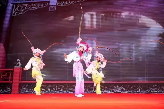 驿都实验学校孩子们带来的川剧《人间好》