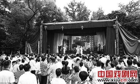 福建省芳华越剧团露天演出《风流才子》《珍珠塔》《五女拜寿》三台大戏