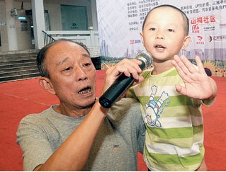 4岁小演员边唱边哭