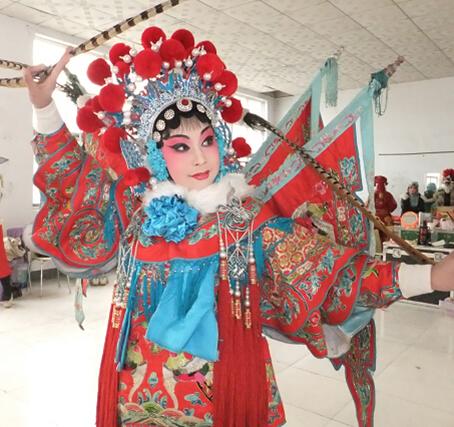 周红梅在豫剧《铡刀下的红梅》中饰演刘胡兰受好评