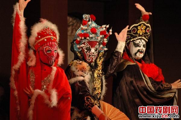 川剧变脸技巧最早起源于传统大戏《归正楼》,剧中人物贝戎为了躲避官府的追逃,九变化身,采用易容术的方法逃脱,该技巧后来移植入川剧《白蛇传·金山寺》一折,后逐渐走向各种表演舞台。