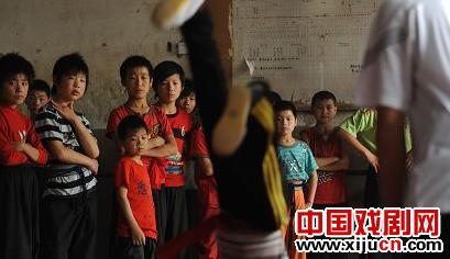 农村娃怀揣着登上大舞台唱大戏的梦想刻苦练功