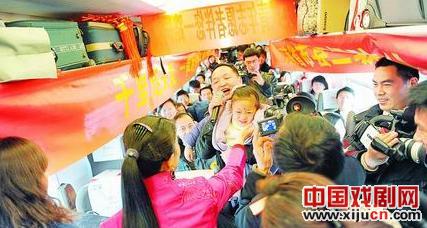 听着豫剧回家过年