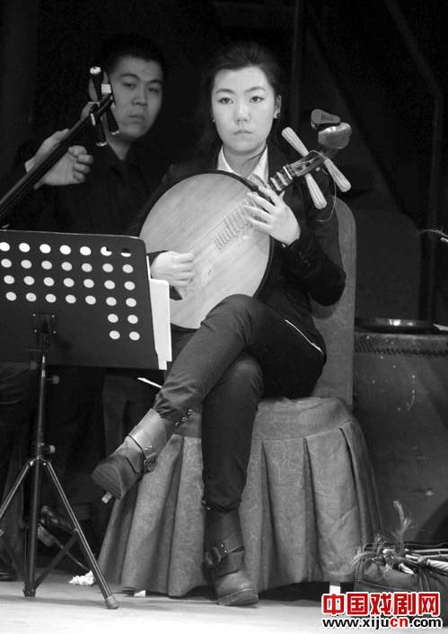 多位京剧名家举行义演，缅怀甄建华，并将票款全部捐献给甄建华的家人