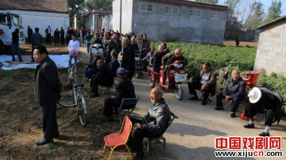 舞台搭在村间地头，把戏唱给农民朋友