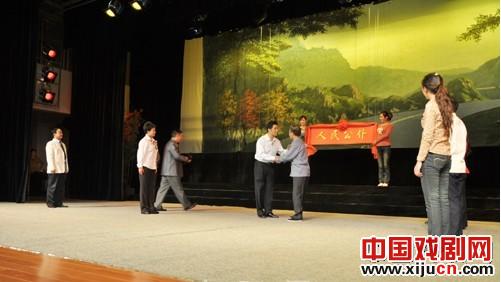 南阳市唐河县豫剧团演出反腐倡廉大型现代豫剧《歧路冷雨》