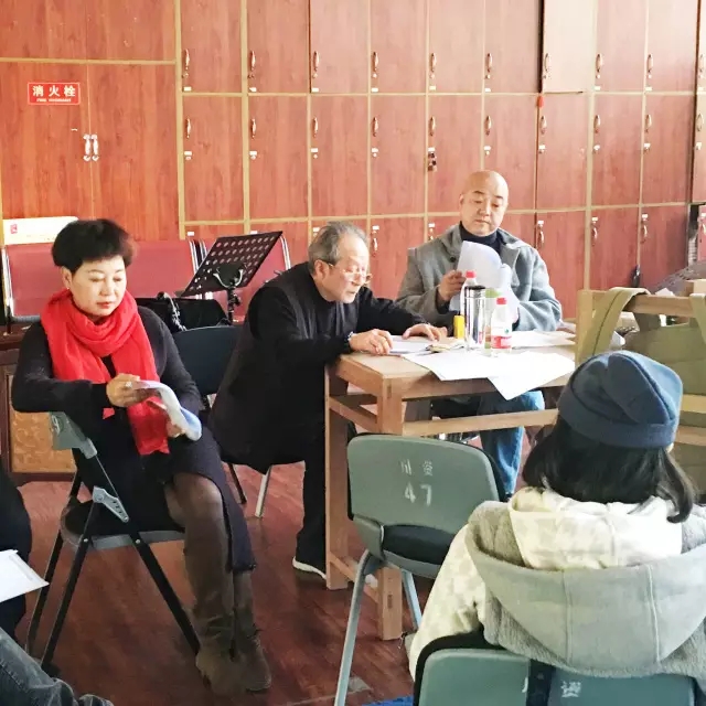 夏庭光老师正在给演员讲台本