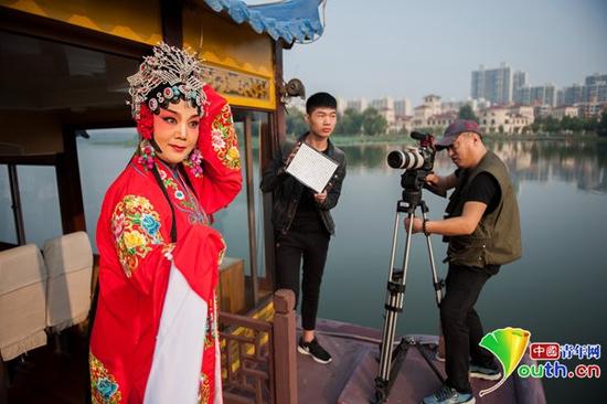中央电视台老故事频道《非遗中国行》栏目组走进河北省滦南县拍摄评剧