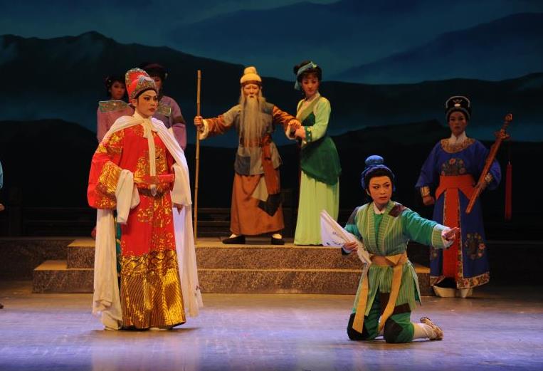 越剧经典剧目《新巡按斩父》在长安大戏院演出