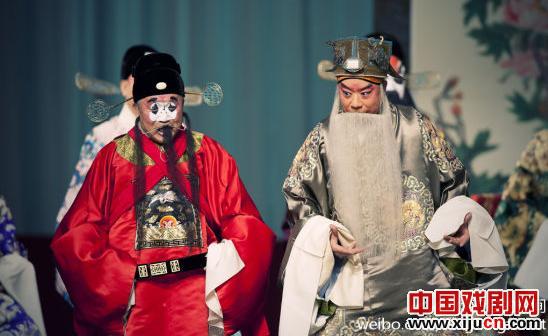 甄建华(右)最后一场演出的剧照