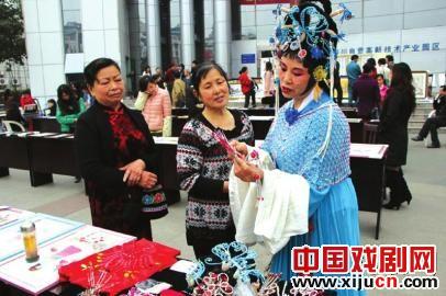 61岁的资深京剧票友陈明淑 爱京剧、爱戏服、爱表演