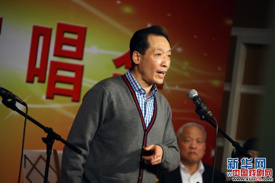 12月11日，外交部京剧协会、新闻界京剧俱乐部迎新年联谊演唱会在京举行。这是著名京胡演奏家李门（右）在联谊会上演奏京胡乐曲《喜盈门》。新华社记者李鹏摄