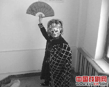 28岁的余达从声乐演员改行去&ldquo;变脸&rdquo;