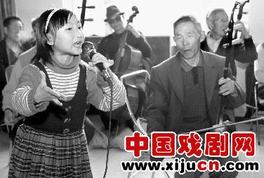 9岁的陈美合是乌市河北西路社区夕阳红豫剧团中一名演员